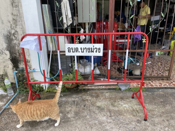 แผงกั้นจราจร เหล็กหนา 6 หุล มีขนาดกว้าง 1 เมตร, 1.5 เมตร และ 2 เมตร ทั้งแบบมีล้อและไม่มีล้อ สามารถสั่งติดป้ายวงกลมตามแบบได้ - Image 3