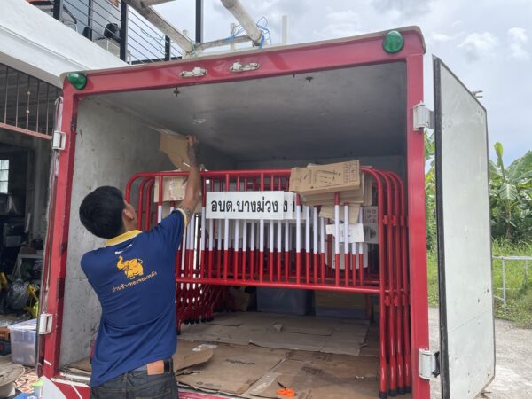 แผงกั้นจราจร เหล็กหนา 6 หุล มีขนาดกว้าง 1 เมตร, 1.5 เมตร และ 2 เมตร ทั้งแบบมีล้อและไม่มีล้อ สามารถสั่งติดป้ายวงกลมตามแบบได้ - Image 2